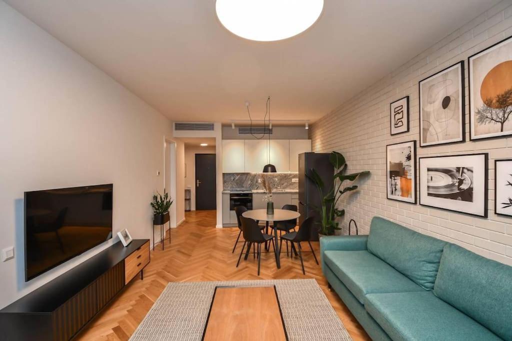 Skypark Luxury Apartment With Skyline View & Free Parking Bratislava Esterno foto