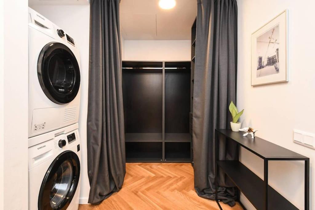 Skypark Luxury Apartment With Skyline View & Free Parking Bratislava Esterno foto