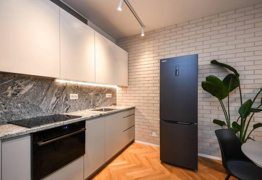 Skypark Luxury Apartment With Skyline View & Free Parking Bratislava Esterno foto