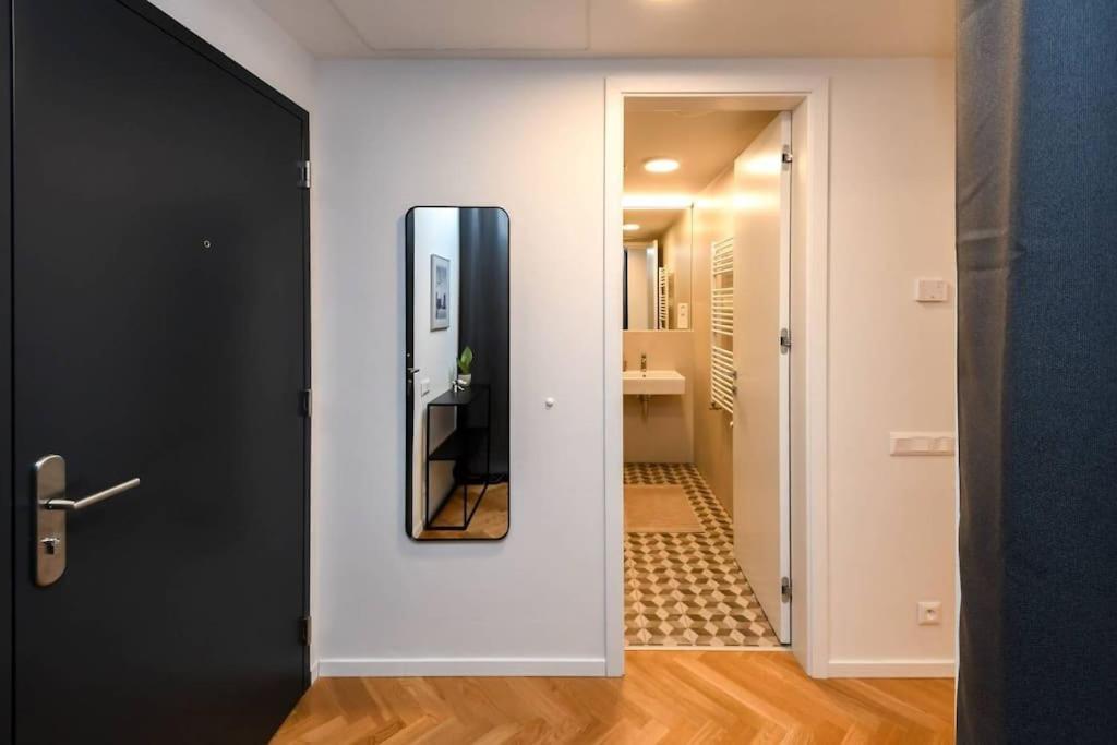 Skypark Luxury Apartment With Skyline View & Free Parking Bratislava Esterno foto