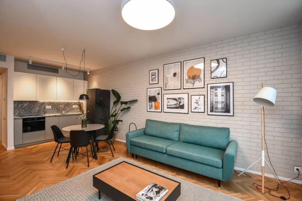 Skypark Luxury Apartment With Skyline View & Free Parking Bratislava Esterno foto