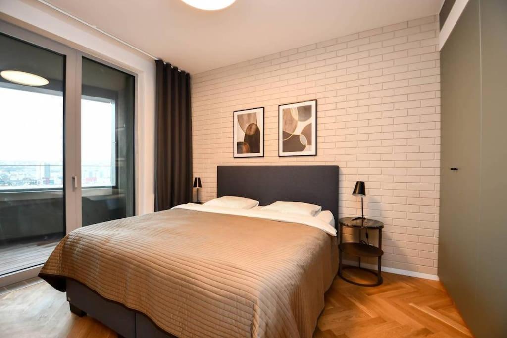 Skypark Luxury Apartment With Skyline View & Free Parking Bratislava Esterno foto