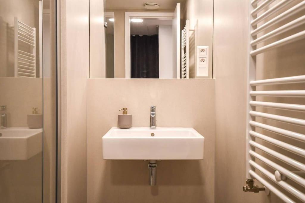 Skypark Luxury Apartment With Skyline View & Free Parking Bratislava Esterno foto