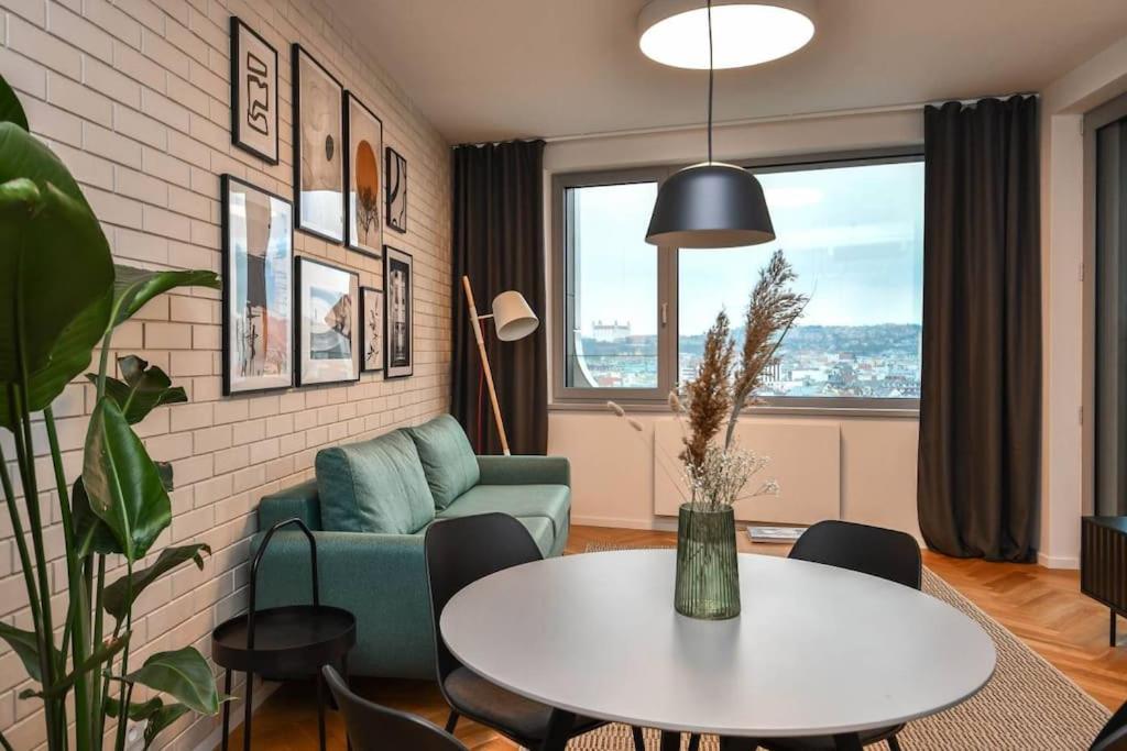 Skypark Luxury Apartment With Skyline View & Free Parking Bratislava Esterno foto