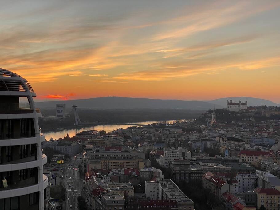 Skypark Luxury Apartment With Skyline View & Free Parking Bratislava Esterno foto