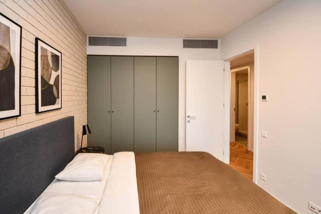 Skypark Luxury Apartment With Skyline View & Free Parking Bratislava Esterno foto