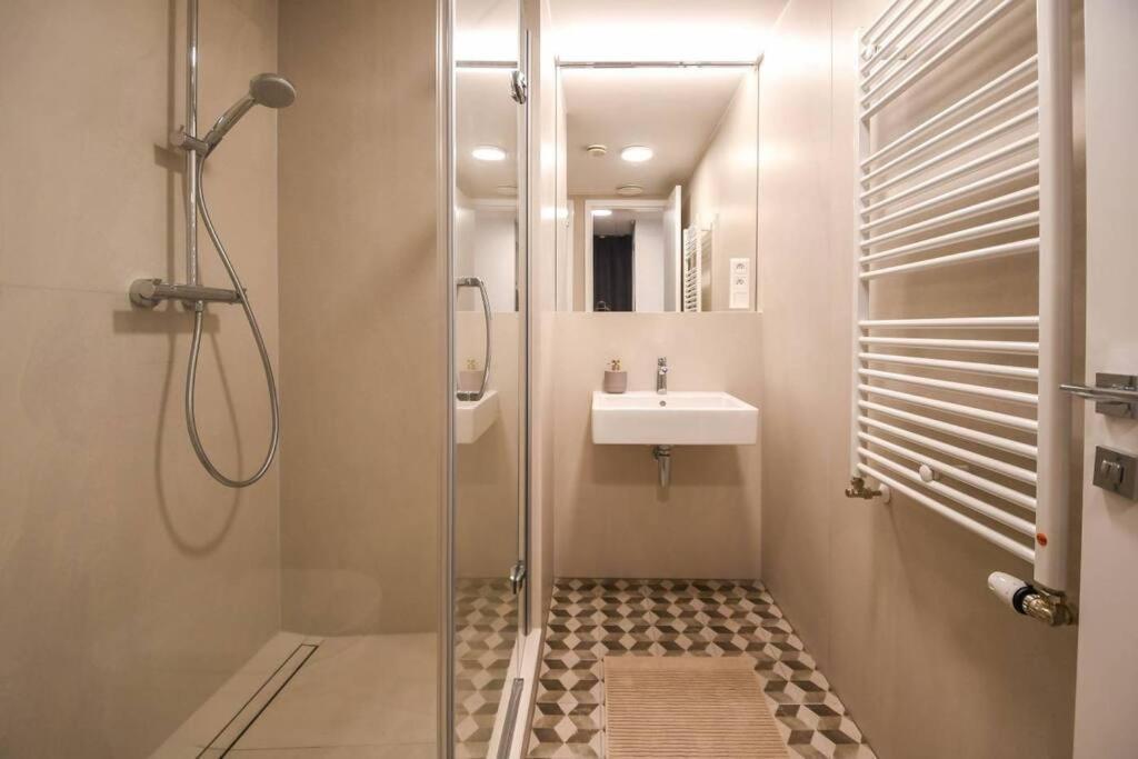 Skypark Luxury Apartment With Skyline View & Free Parking Bratislava Esterno foto