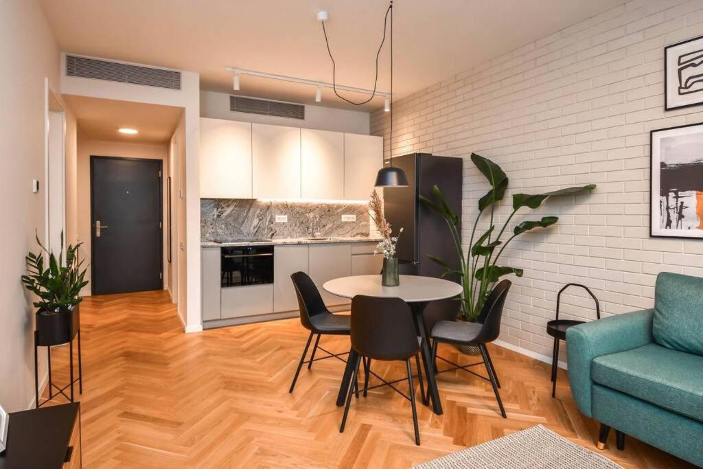 Skypark Luxury Apartment With Skyline View & Free Parking Bratislava Esterno foto