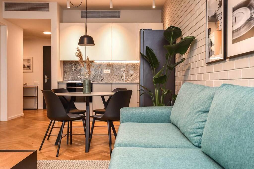 Skypark Luxury Apartment With Skyline View & Free Parking Bratislava Esterno foto